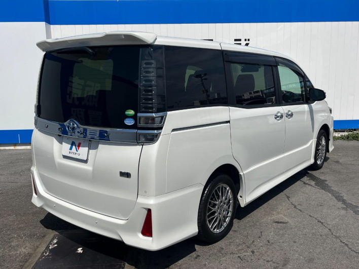2020 Toyota Voxy 6AA-ZWR80W (UW-69f2a59305f9b)[21]