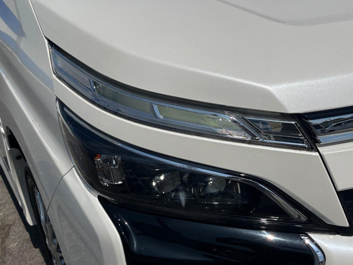 2020 Toyota Voxy 6AA-ZWR80W (UW-69f2a59305f9b)[26]