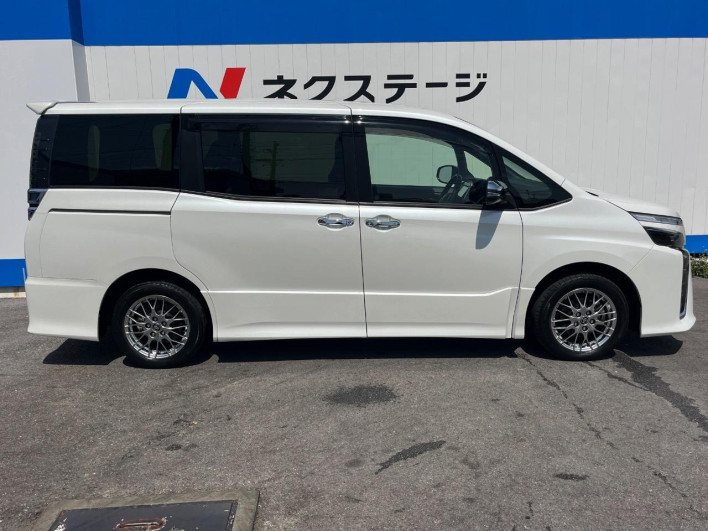 2020 Toyota Voxy 6AA-ZWR80W (UW-69f2a59305f9b)[22]