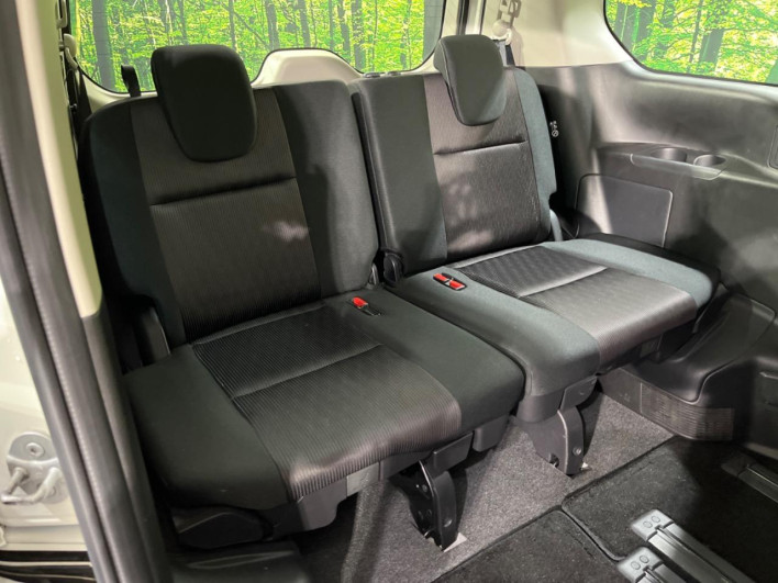 2017 Nissan Serena DAA-GFC27 (UW-69f4958772303)[11]