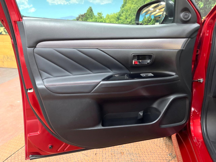 2017 Mitsubishi OUTLANDER PHEV DLA-GG2W (UW-69f4958de19fa)[6]