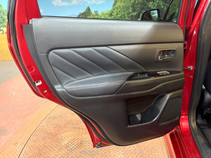 2017 Mitsubishi OUTLANDER PHEV DLA-GG2W (UW-69f4958de19fa)[7]