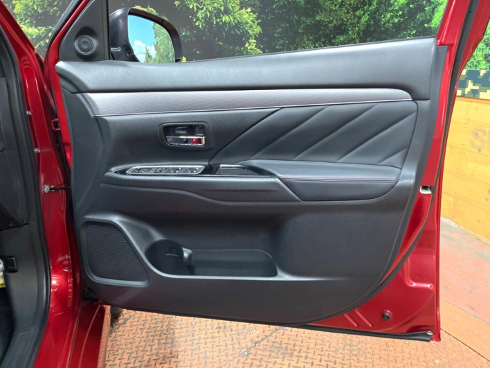 2017 Mitsubishi OUTLANDER PHEV DLA-GG2W (UW-69f4958de19fa)[18]