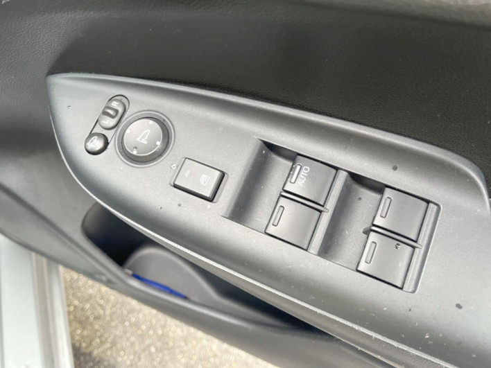 2013 Honda Fit Hybrid DAA-GP5 (UW-69f495932c533)[28]