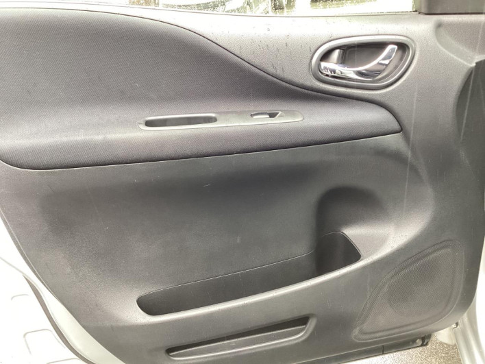 2015 Nissan Serena DAA-HFC26 (UW-69f495adcf120)[14]