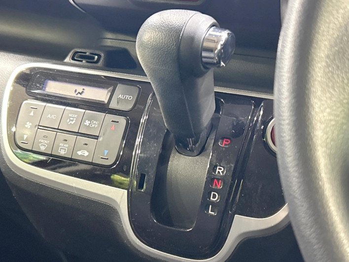 2016 Honda N-BOX CUSTOM DBA-JF1 (UW-69f495bce47a1)[24]