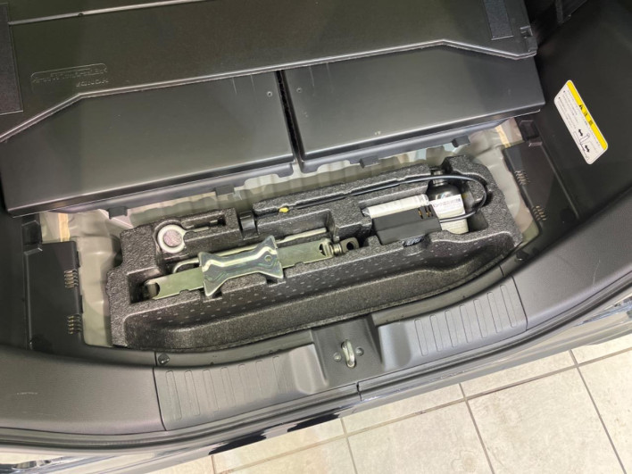 2019 Honda N-BOX CUSTOM DBA-JF3 (UW-69f495c0f1a04)[24]