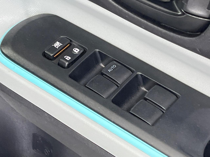 2013 Toyota Aqua DAA-NHP10 (UW-69f4966eabd5b)[5]
