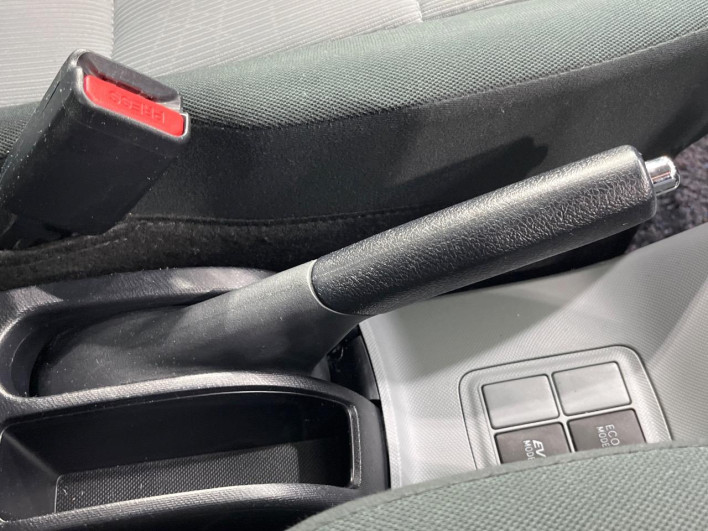 2013 Toyota Aqua DAA-NHP10 (UW-69f4966eabd5b)[26]