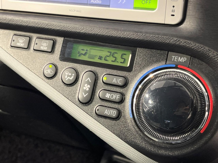2013 Toyota Aqua DAA-NHP10 (UW-69f4966eabd5b)[20]
