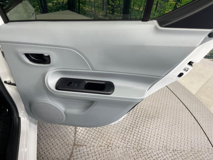 2013 Toyota Aqua DAA-NHP10 (UW-69f4966eabd5b)[28]