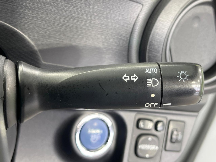 2013 Toyota Aqua DAA-NHP10 (UW-69f4966eabd5b)[14]