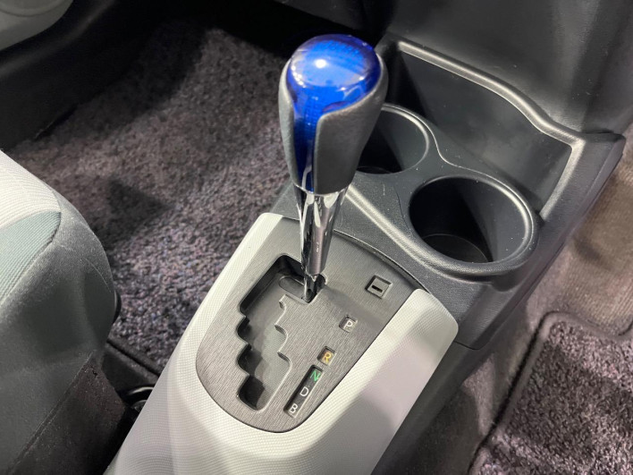 2013 Toyota Aqua DAA-NHP10 (UW-69f4966eabd5b)[22]