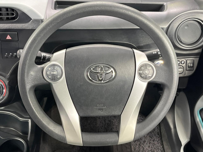 2013 Toyota Aqua DAA-NHP10 (UW-69f4966eabd5b)[29]