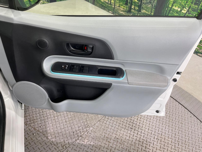 2013 Toyota Aqua DAA-NHP10 (UW-69f4966eabd5b)[27]