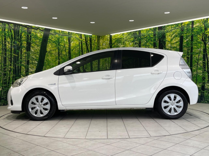 2013 Toyota Aqua DAA-NHP10 (UW-69f4966ee3ec2)[10]