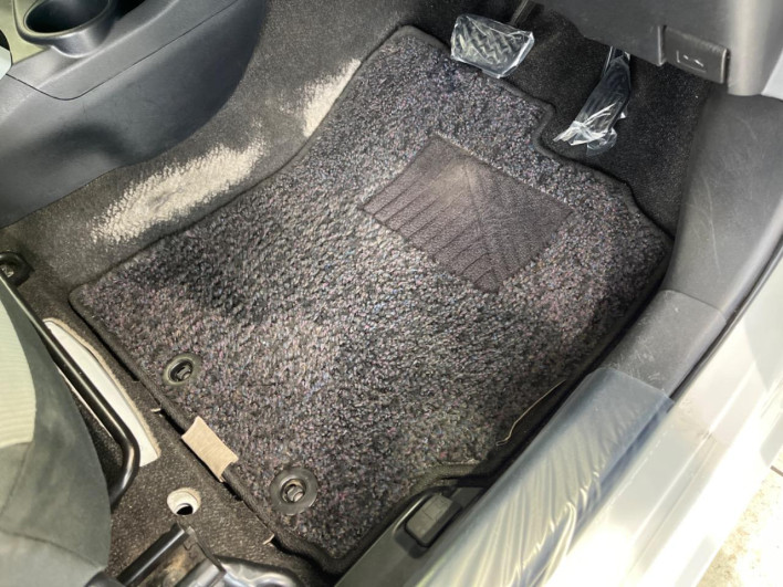 2013 Toyota Aqua DAA-NHP10 (UW-69f4966ee3ec2)[27]