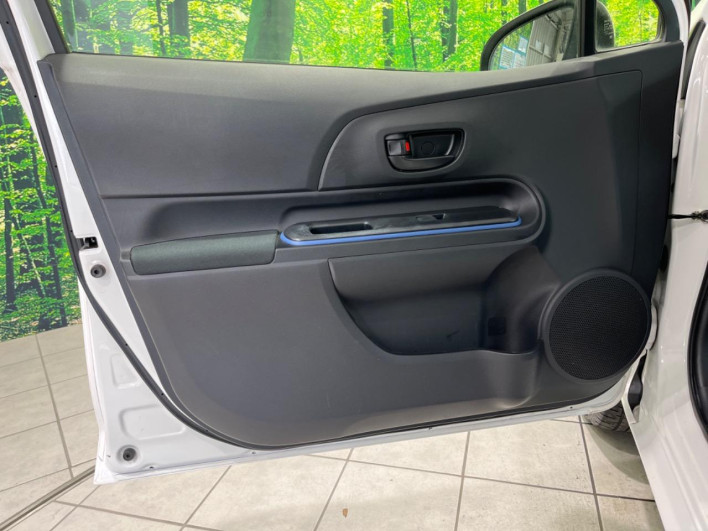 2013 Toyota Aqua DAA-NHP10 (UW-69f4966ee3ec2)[11]
