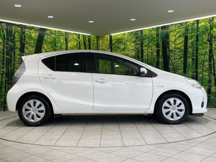 2013 Toyota Aqua DAA-NHP10 (UW-69f4966ee3ec2)[6]