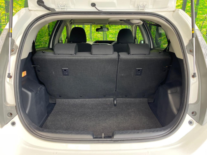 2013 Toyota Aqua DAA-NHP10 (UW-69f4966ee3ec2)[17]