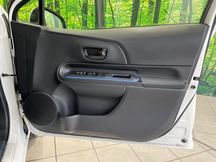 2013 Toyota Aqua DAA-NHP10 (UW-69f4966ee3ec2)[24]