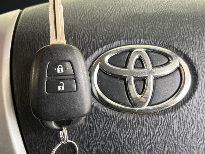 2013 Toyota Aqua DAA-NHP10 (UW-69f4966ee3ec2)[28]