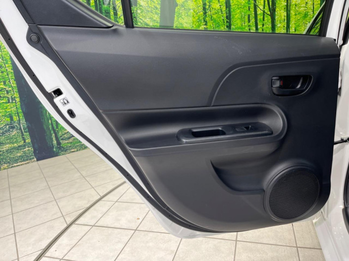 2013 Toyota Aqua DAA-NHP10 (UW-69f4966ee3ec2)[12]