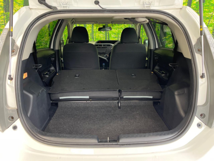 2013 Toyota Aqua DAA-NHP10 (UW-69f4966ee3ec2)[18]