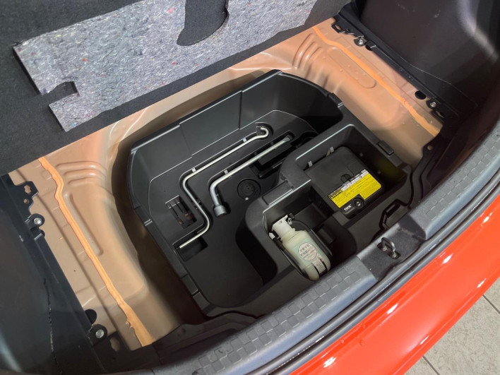 2013 Toyota Aqua DAA-NHP10 (UW-69f4966f2efdf)[20]