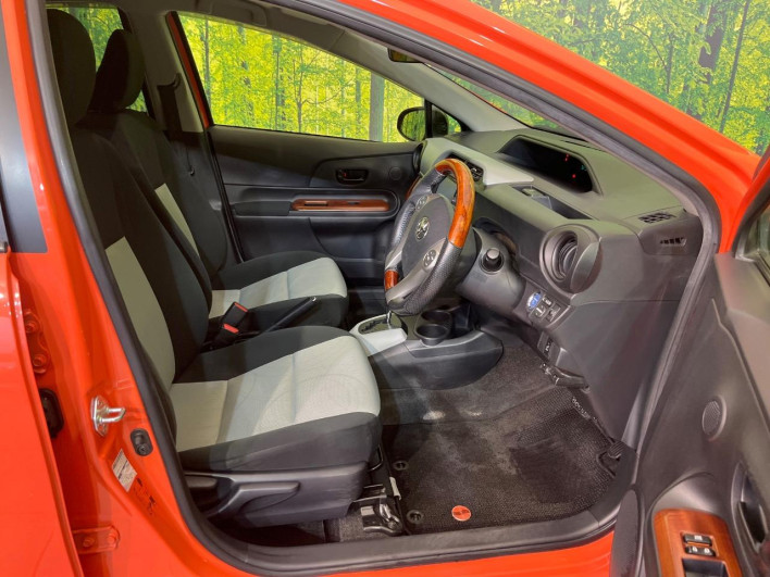 2013 Toyota Aqua DAA-NHP10 (UW-69f4966f2efdf)[27]
