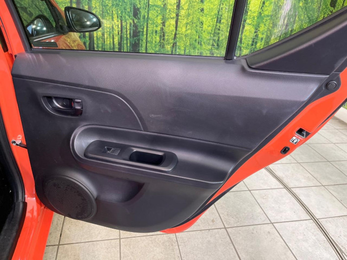 2013 Toyota Aqua DAA-NHP10 (UW-69f4966f2efdf)[22]