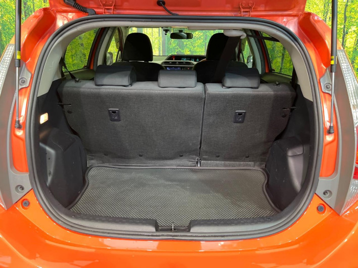 2013 Toyota Aqua DAA-NHP10 (UW-69f4966f2efdf)[18]