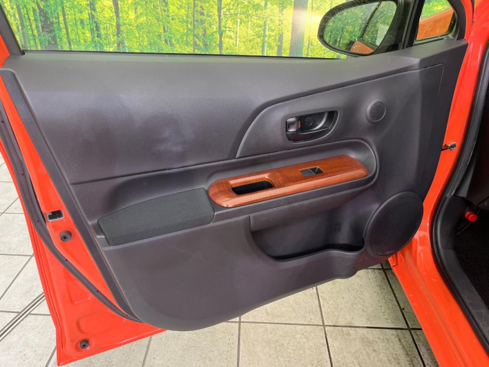 2013 Toyota Aqua DAA-NHP10 (UW-69f4966f2efdf)[13]
