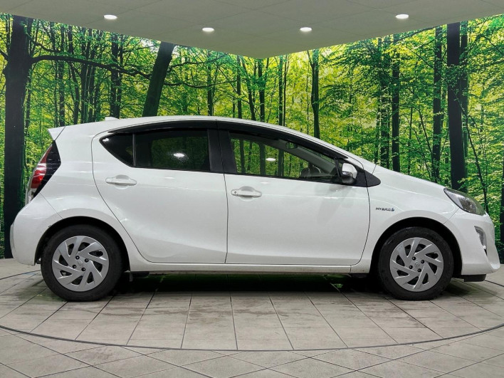 2015 Toyota Aqua DAA-NHP10 (UW-69f4966f9bbfc)[16]
