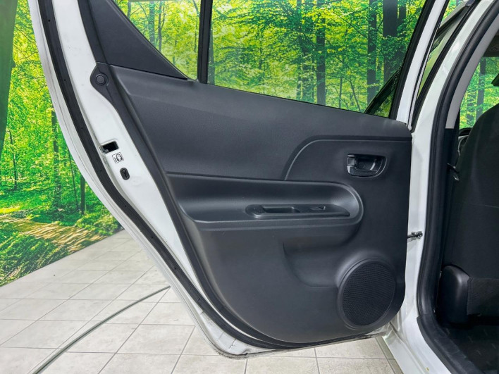 2015 Toyota Aqua DAA-NHP10 (UW-69f4966f9bbfc)[22]