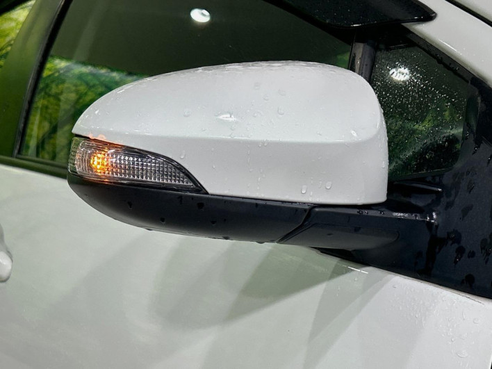 2015 Toyota Aqua DAA-NHP10 (UW-69f4966f9bbfc)[8]