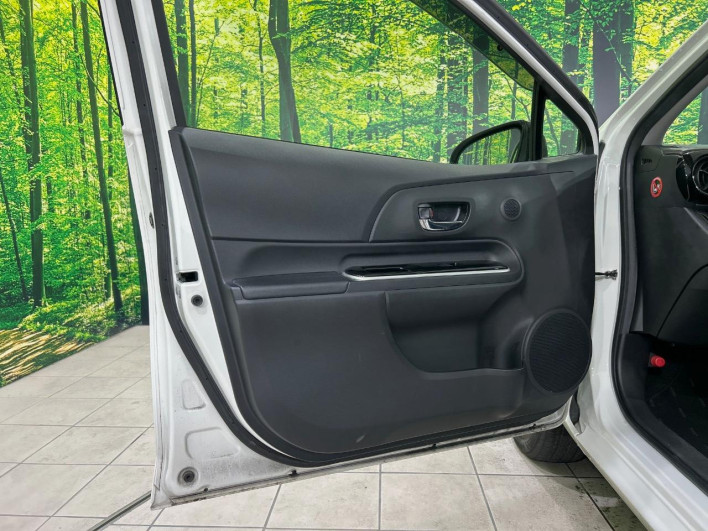 2015 Toyota Aqua DAA-NHP10 (UW-69f4966f9bbfc)[21]