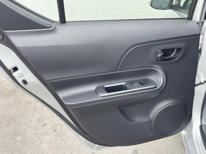 2013 Toyota Aqua DAA-NHP10 (UW-69f496721181f)[24]