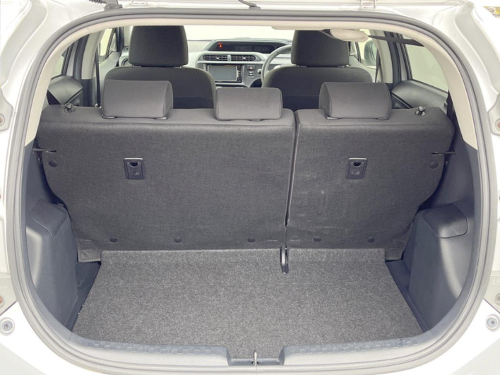 2013 Toyota Aqua DAA-NHP10 (UW-69f496721181f)[27]