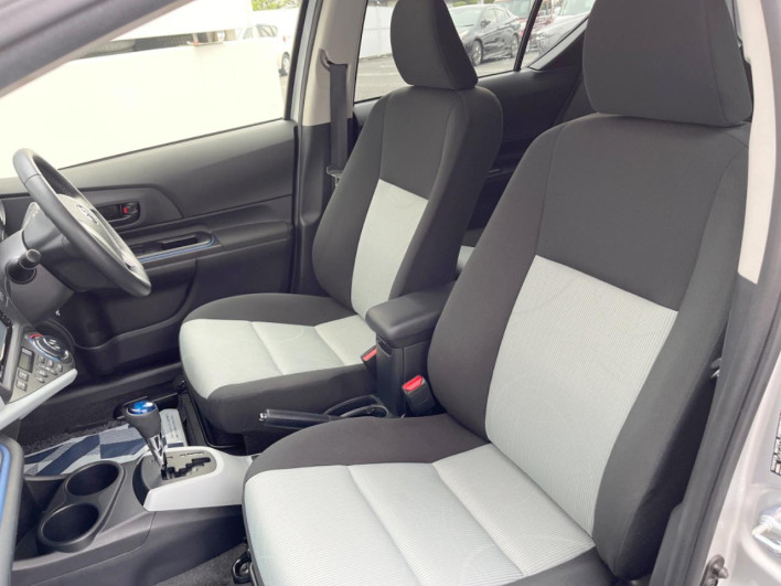 2013 Toyota Aqua DAA-NHP10 (UW-69f496721181f)[21]
