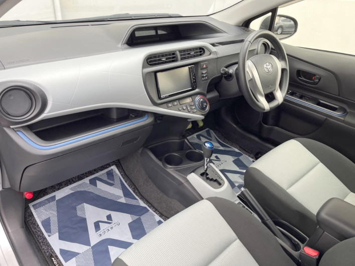 2013 Toyota Aqua DAA-NHP10 (UW-69f496721181f)[20]