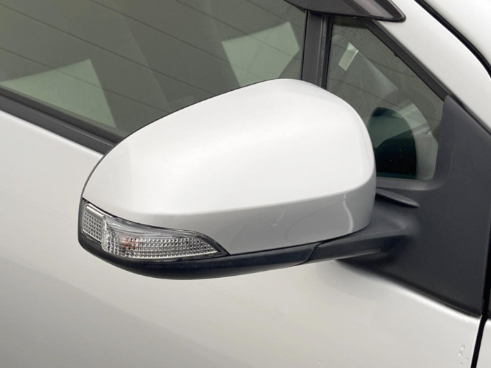 2013 Toyota Aqua DAA-NHP10 (UW-69f496721181f)[10]