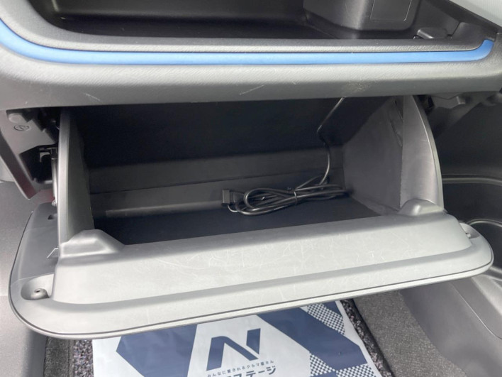 2013 Toyota Aqua DAA-NHP10 (UW-69f496721181f)[23]