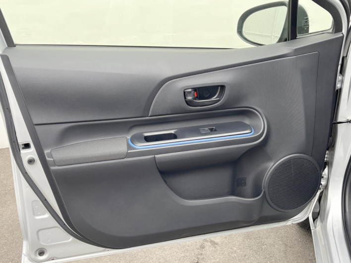 2013 Toyota Aqua DAA-NHP10 (UW-69f496721181f)[19]