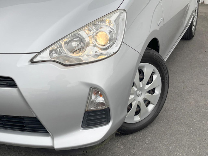 2013 Toyota Aqua DAA-NHP10 (UW-69f496721181f)[12]