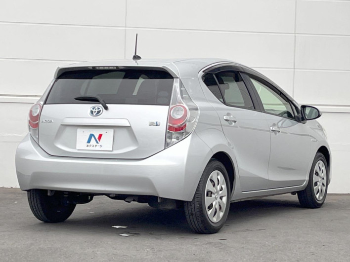2013 Toyota Aqua DAA-NHP10 (UW-69f496721181f)[18]