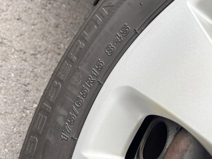 2013 Toyota Aqua DAA-NHP10 (UW-69f496721181f)[8]