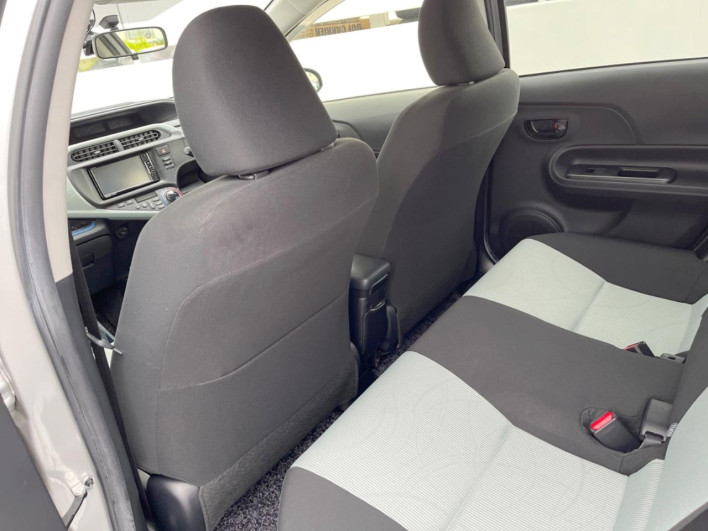 2013 Toyota Aqua DAA-NHP10 (UW-69f496721181f)[25]
