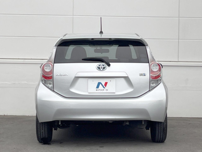 2013 Toyota Aqua DAA-NHP10 (UW-69f496721181f)[17]