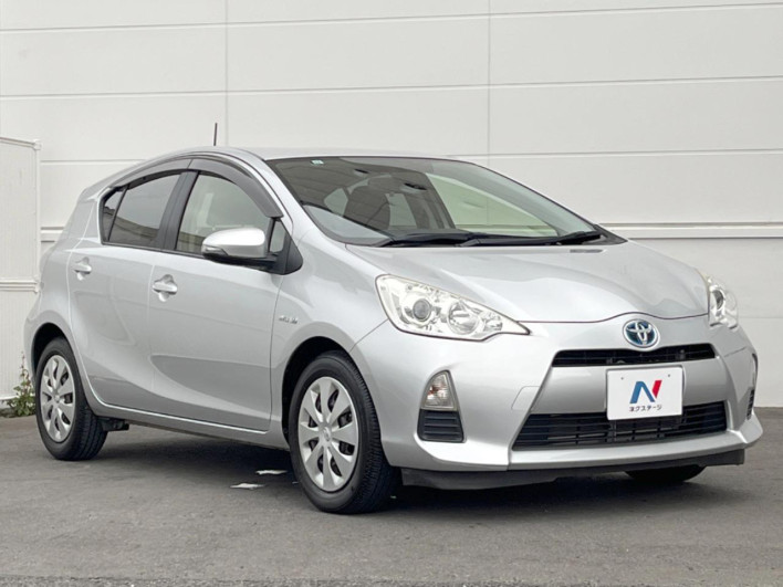 2013 Toyota Aqua DAA-NHP10 (UW-69f496721181f)[15]
